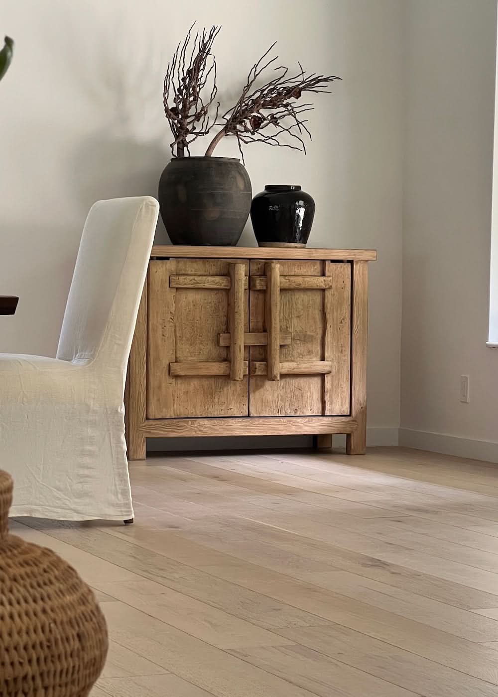 Meuble en orme - Fusion de design contemporain et rustique, cette pièce apporte à l'intérieur des éléments naturels terreux, bruts et texturés pour ancrer...