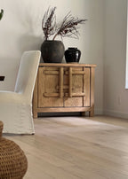 Meuble en orme - Fusion de design contemporain et rustique, cette pièce apporte à l'intérieur des éléments naturels terreux, bruts et texturés pour ancrer...