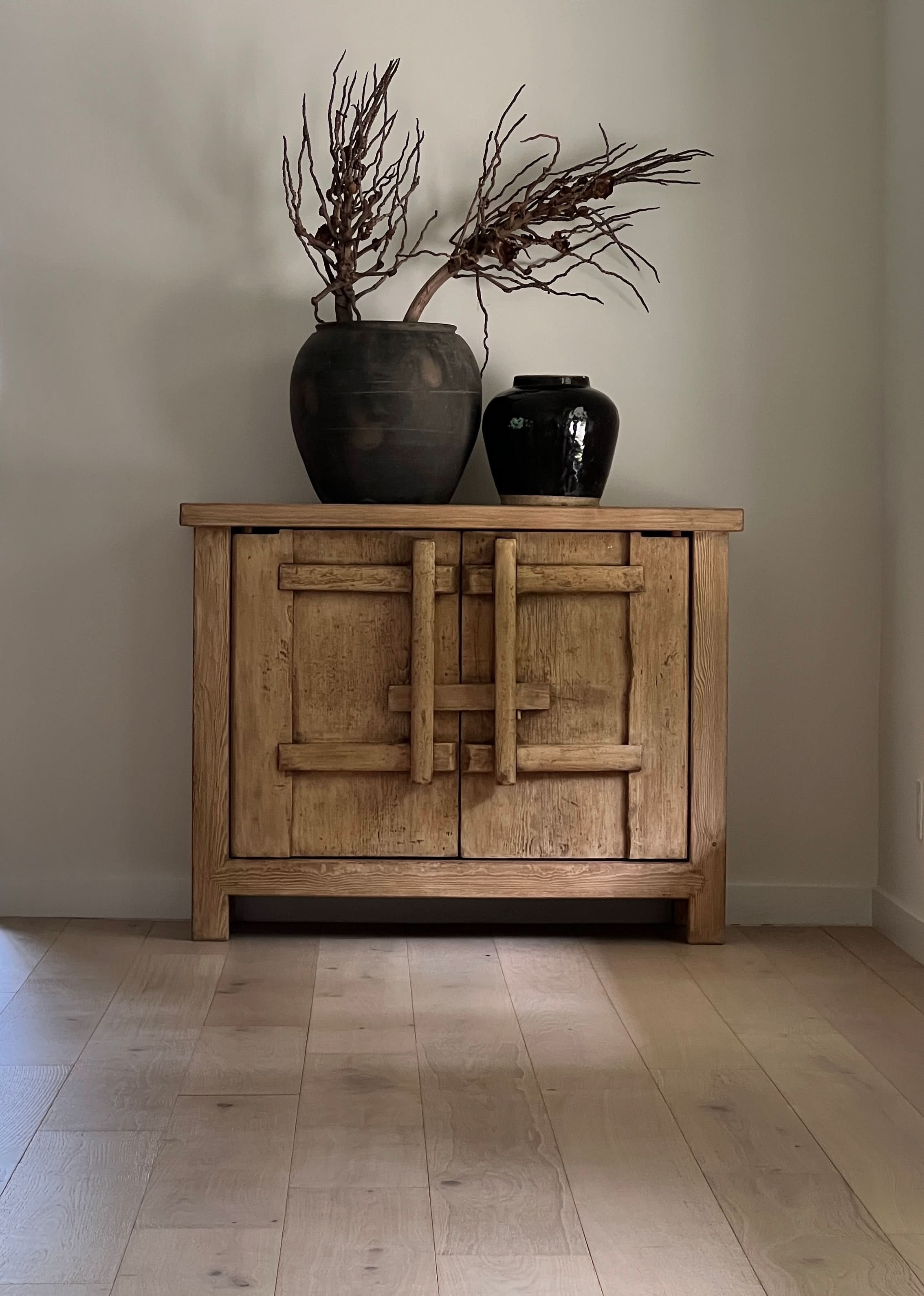 Meuble en orme - Fusion de design contemporain et rustique, cette pièce apporte à l'intérieur des éléments naturels terreux, bruts et texturés pour ancrer...