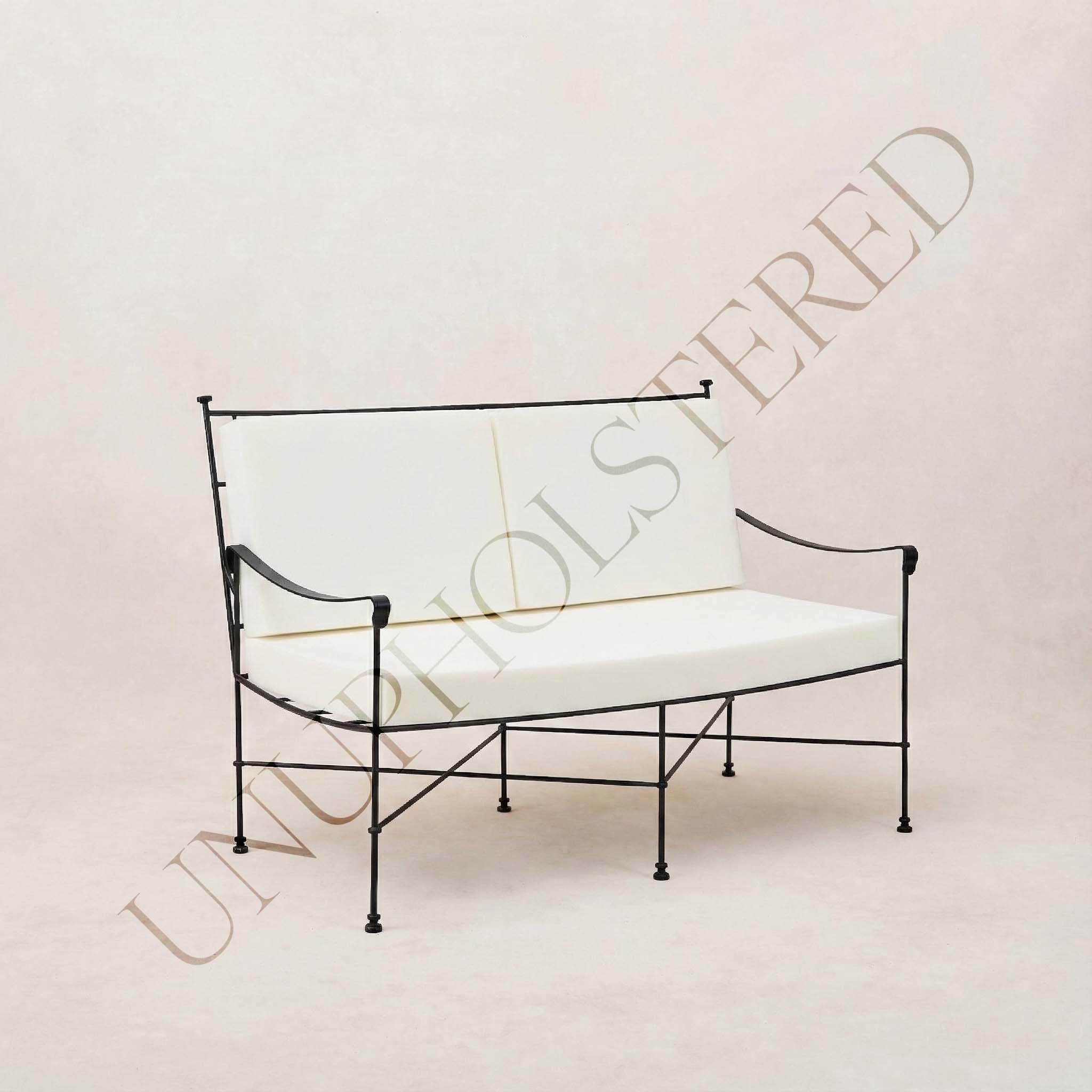 Causeuse d'extérieur  – Accueillant confortablement deux adultes, avec une place douillette pour un troisième, cette causeuse est parfaite pour les réunions intimes ou les moments de calme...