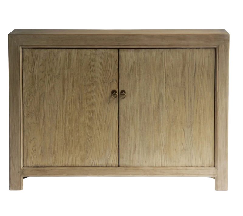 Meuble bas en orme avec portes – classique et neutre, ce meuble est doté de portes avec étagères, le meuble bas en orme s'adapte à un éventail d'intérieurs, du style bord de mer au...