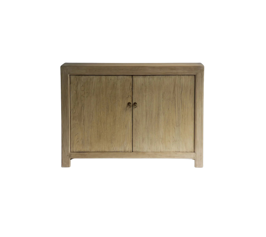 Meuble bas en orme avec portes – classique et neutre, ce meuble est doté de portes avec étagères, le meuble bas en orme s'adapte à un éventail d'intérieurs, du style bord de mer au...