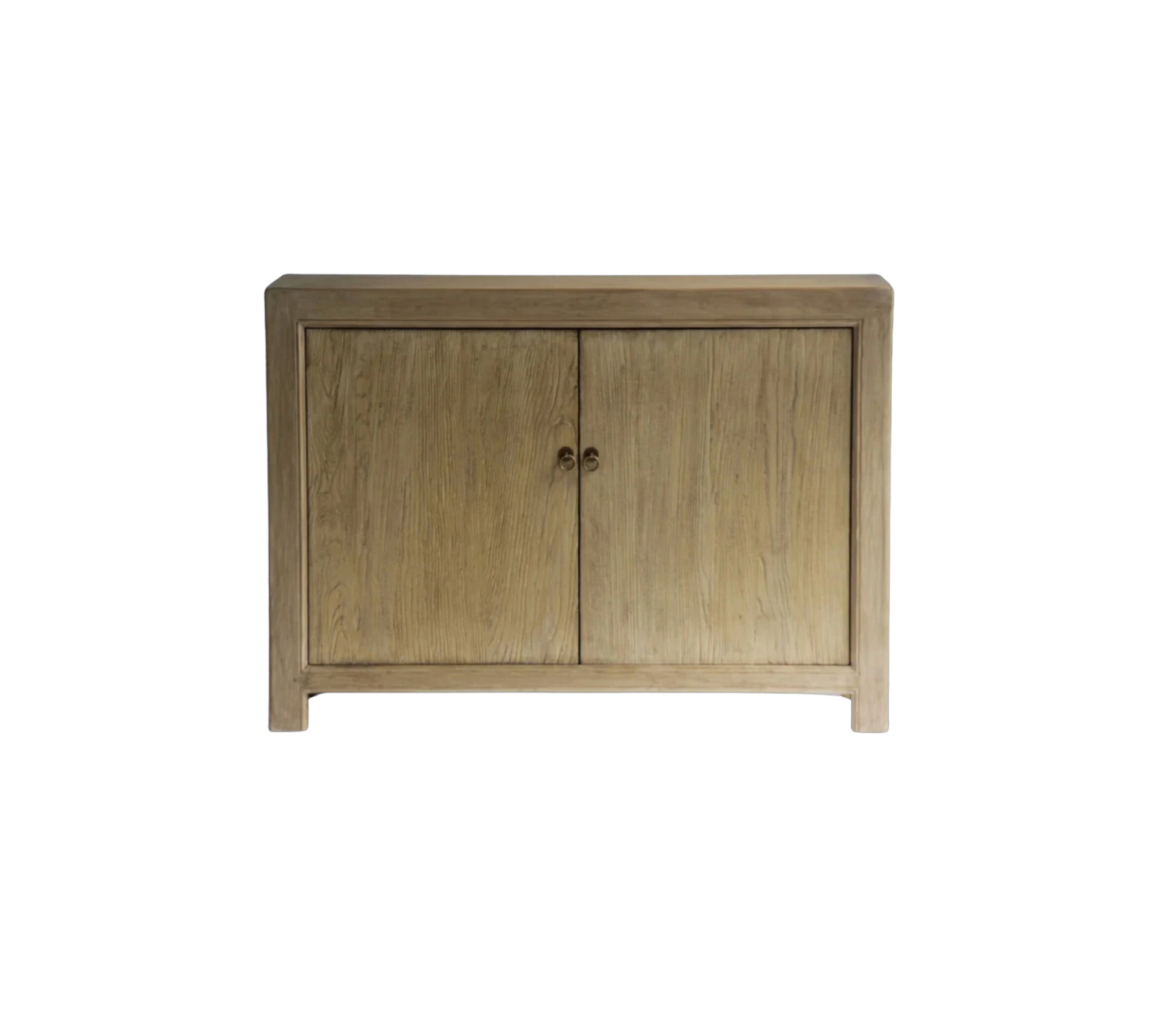 Meuble bas en orme avec portes – classique et neutre, ce meuble est doté de portes avec étagères, le meuble bas en orme s'adapte à un éventail d'intérieurs, du style bord de mer au...