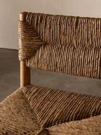 Tabouret de comptoir - de style Le tabouret de comptoir arbore une silhouette classique avec son dossier carré et ses lignes anguleuses, associés à des pieds fuselés sculptés...