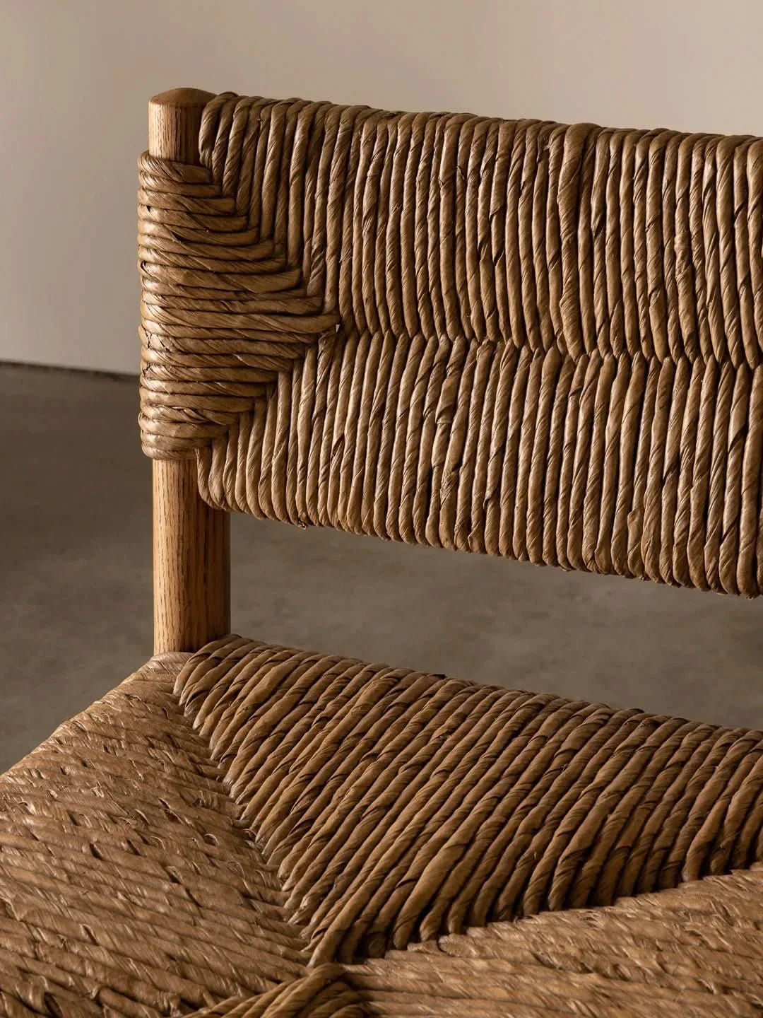 Tabouret de comptoir - de style Le tabouret de comptoir arbore une silhouette classique avec son dossier carré et ses lignes anguleuses, associés à des pieds fuselés sculptés...