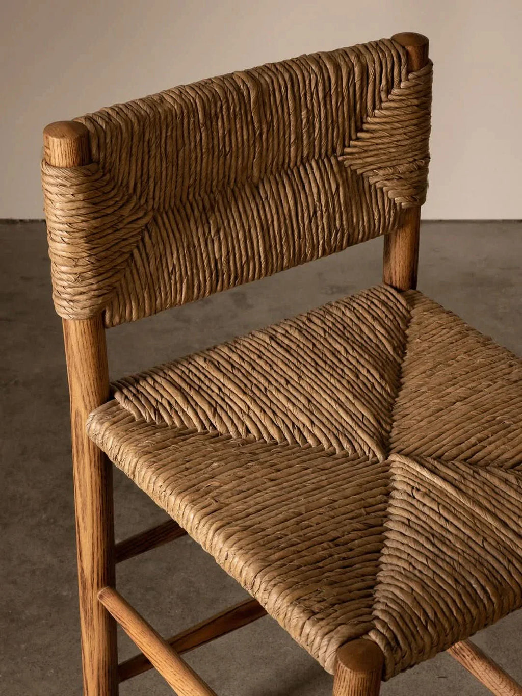 Tabouret de comptoir - de style Le tabouret de comptoir arbore une silhouette classique avec son dossier carré et ses lignes anguleuses, associés à des pieds fuselés sculptés...