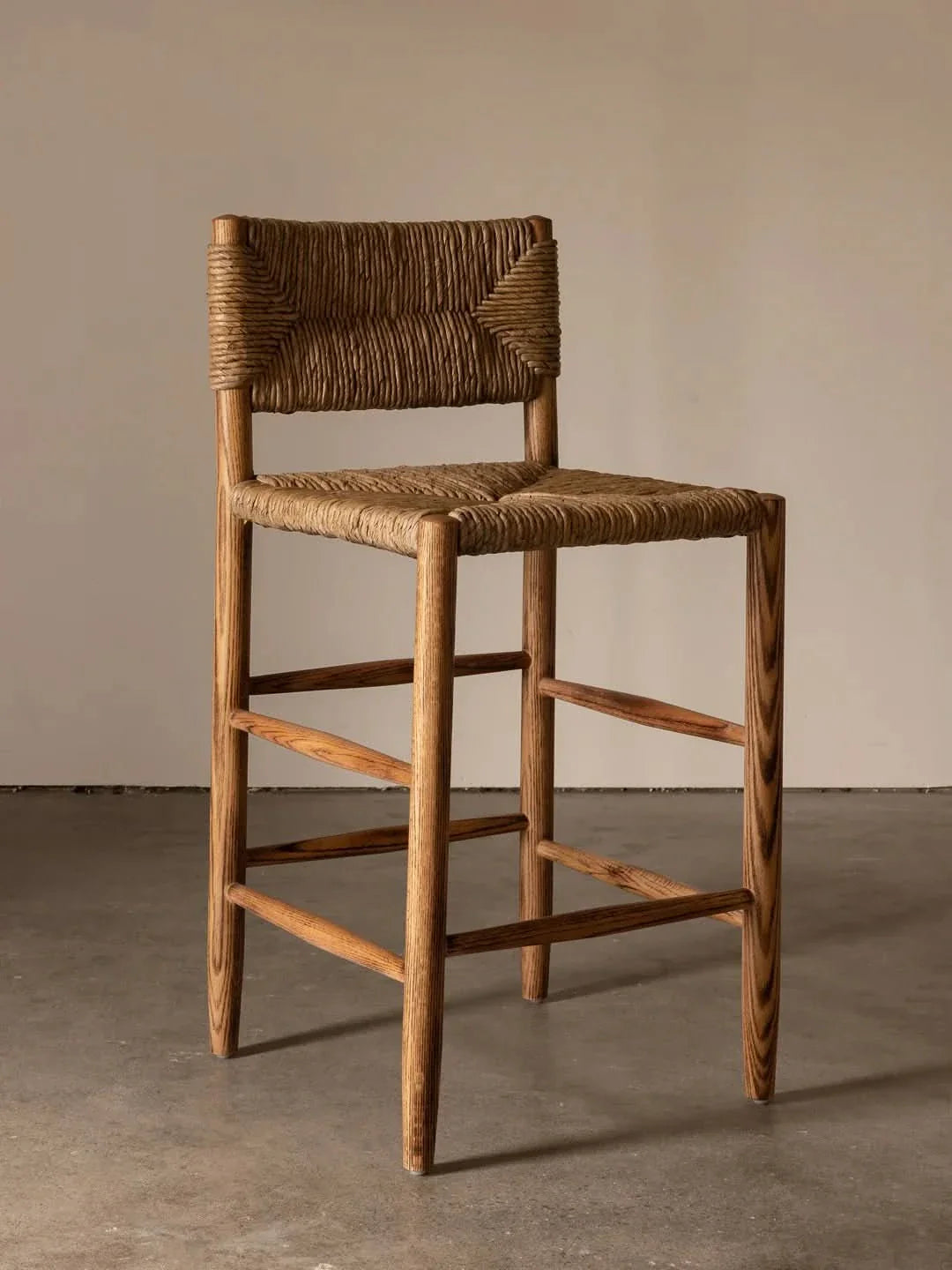 Tabouret de comptoir - de style Le tabouret de comptoir arbore une silhouette classique avec son dossier carré et ses lignes anguleuses, associés à des pieds fuselés sculptés...