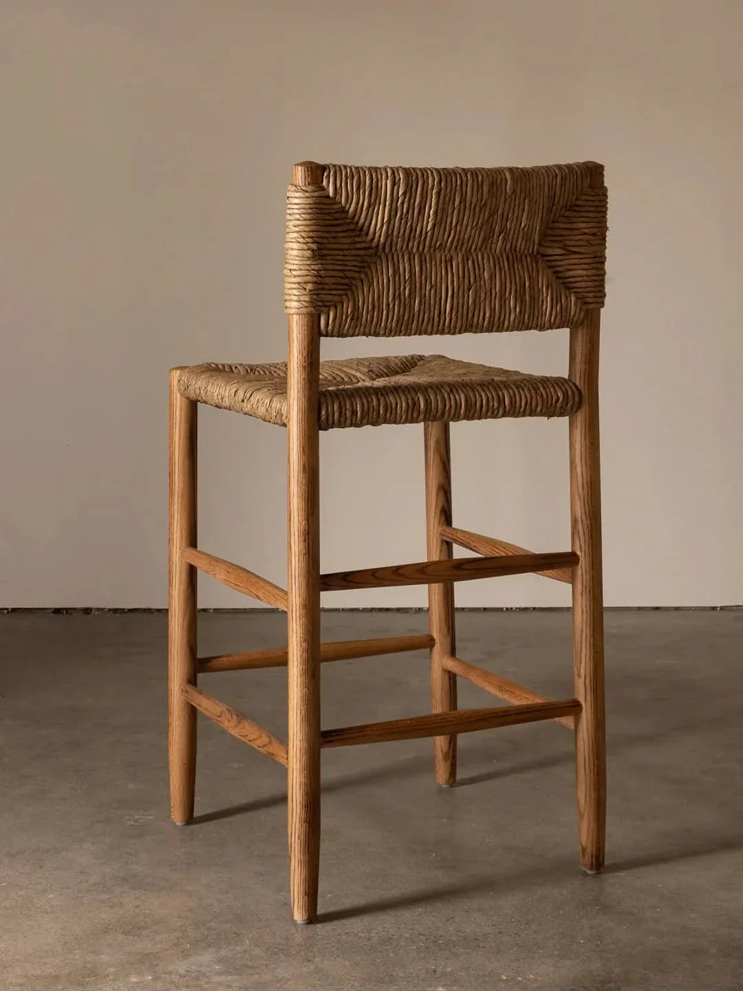 Tabouret de comptoir - de style Le tabouret de comptoir arbore une silhouette classique avec son dossier carré et ses lignes anguleuses, associés à des pieds fuselés sculptés...