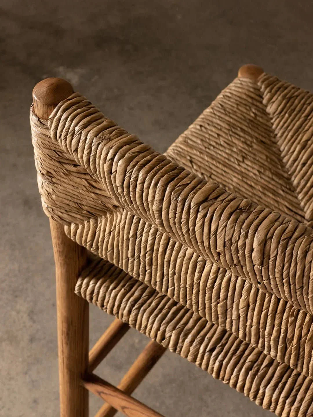 Tabouret de comptoir - de style Le tabouret de comptoir arbore une silhouette classique avec son dossier carré et ses lignes anguleuses, associés à des pieds fuselés sculptés...