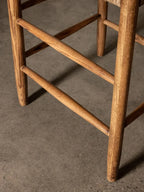 Tabouret de comptoir - de style Le tabouret de comptoir arbore une silhouette classique avec son dossier carré et ses lignes anguleuses, associés à des pieds fuselés sculptés...