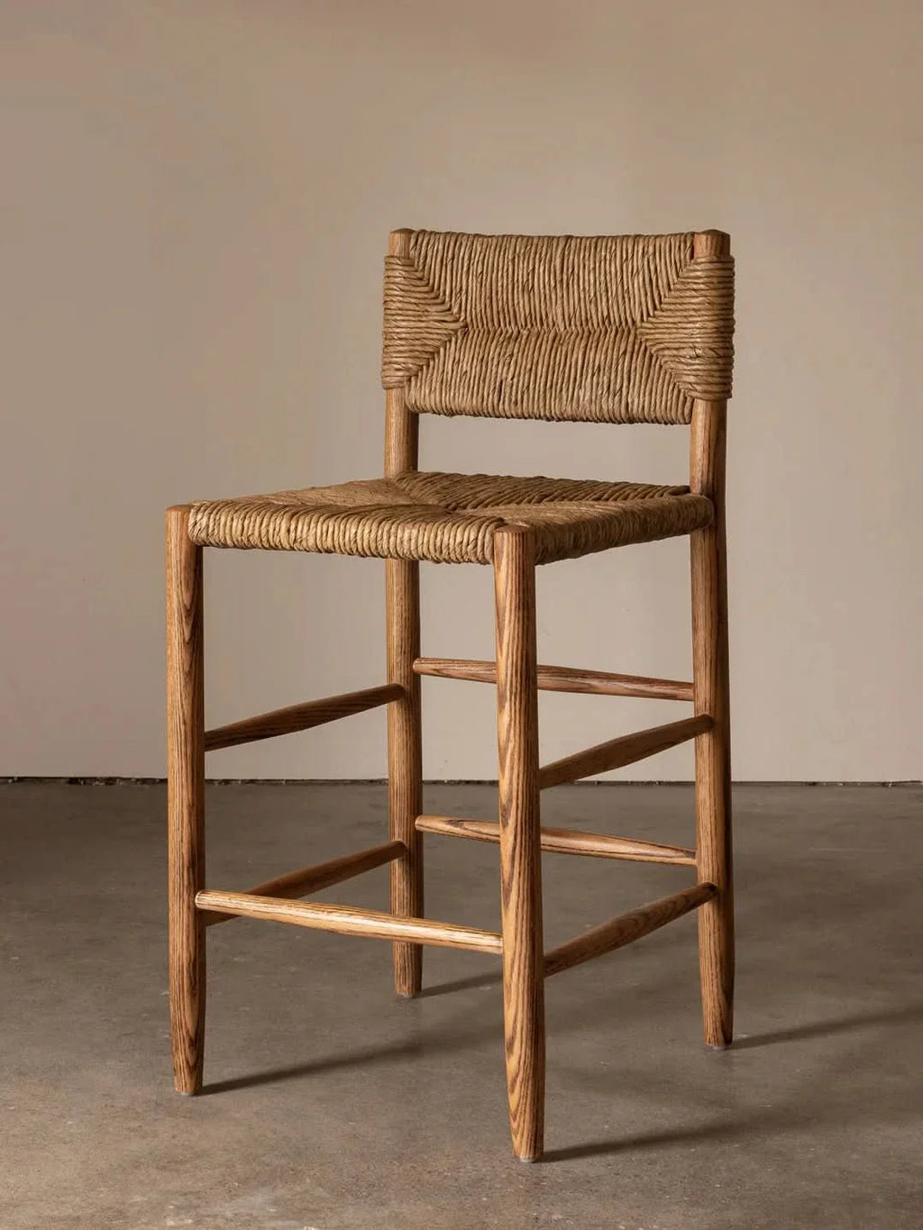 Tabouret de comptoir - de style Le tabouret de comptoir arbore une silhouette classique avec son dossier carré et ses lignes anguleuses, associés à des pieds fuselés sculptés...