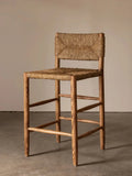 Tabouret de comptoir - de style Le tabouret de comptoir arbore une silhouette classique avec son dossier carré et ses lignes anguleuses, associés à des pieds fuselés sculptés...