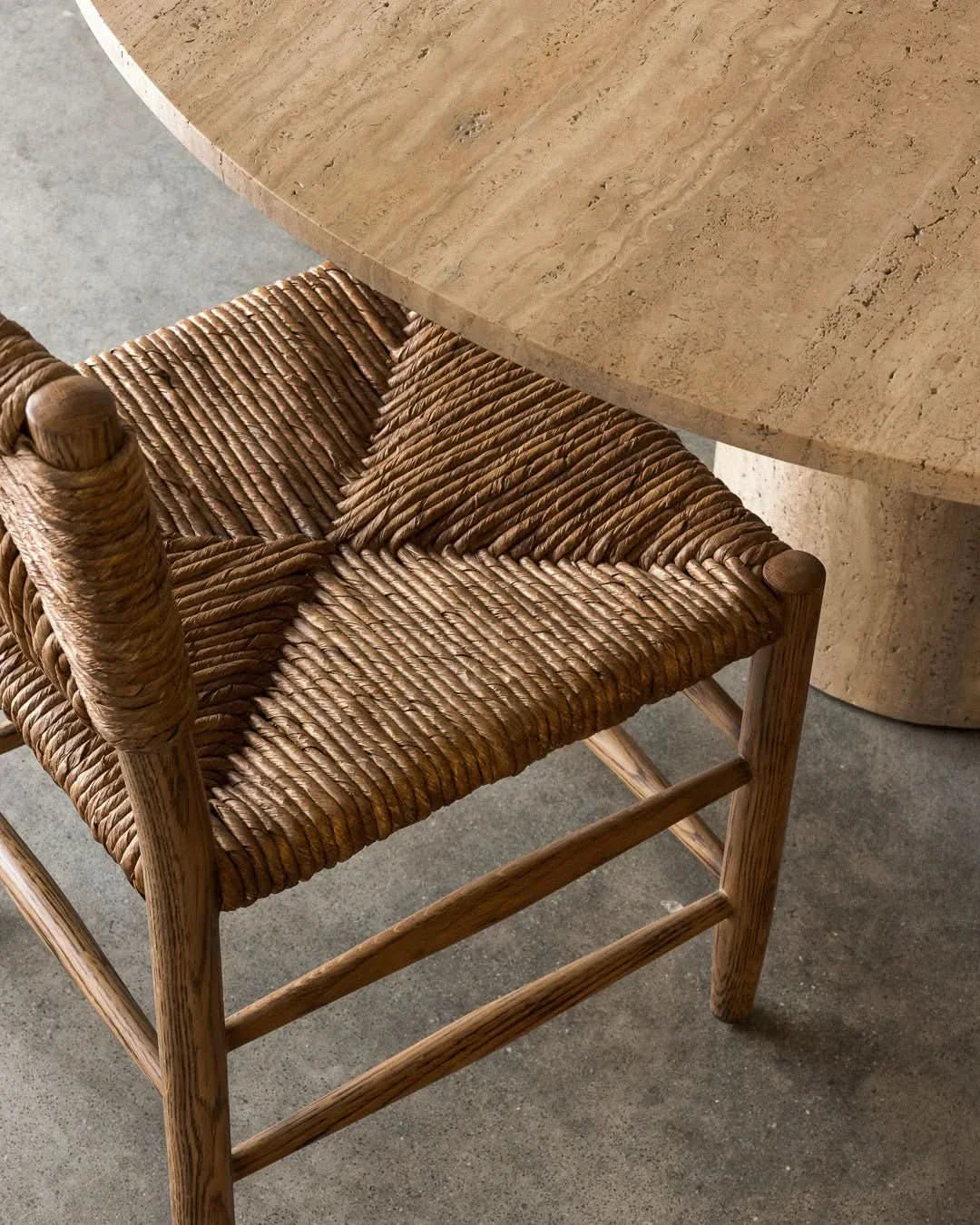 Chaise de salle à manger - à l'aise autour d'une table de ferme ou dans une salle à manger raffinée, les proportions épurées et les matériaux naturels de la chaise créent un style intemporel...