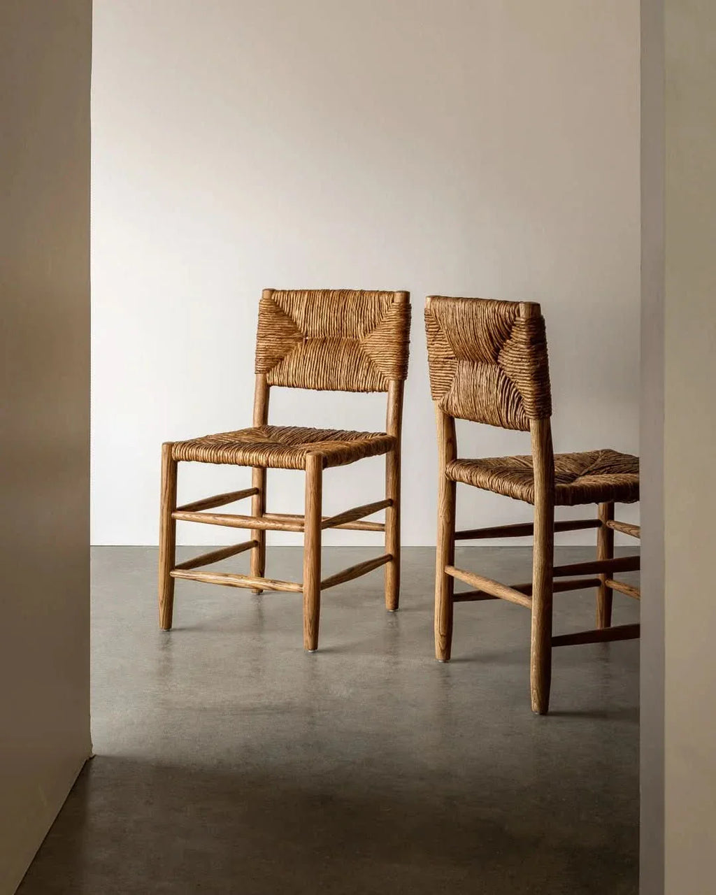 Chaise de salle à manger - à l'aise autour d'une table de ferme ou dans une salle à manger raffinée, les proportions épurées et les matériaux naturels de la chaise créent un style intemporel...