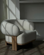 Chaise — en tissu bouclé somptueux, composé de 95 % de polyester et de 5 % d'acrylique, la chaise arbore une teinte neutre crème qui rehausse sans effort tout...