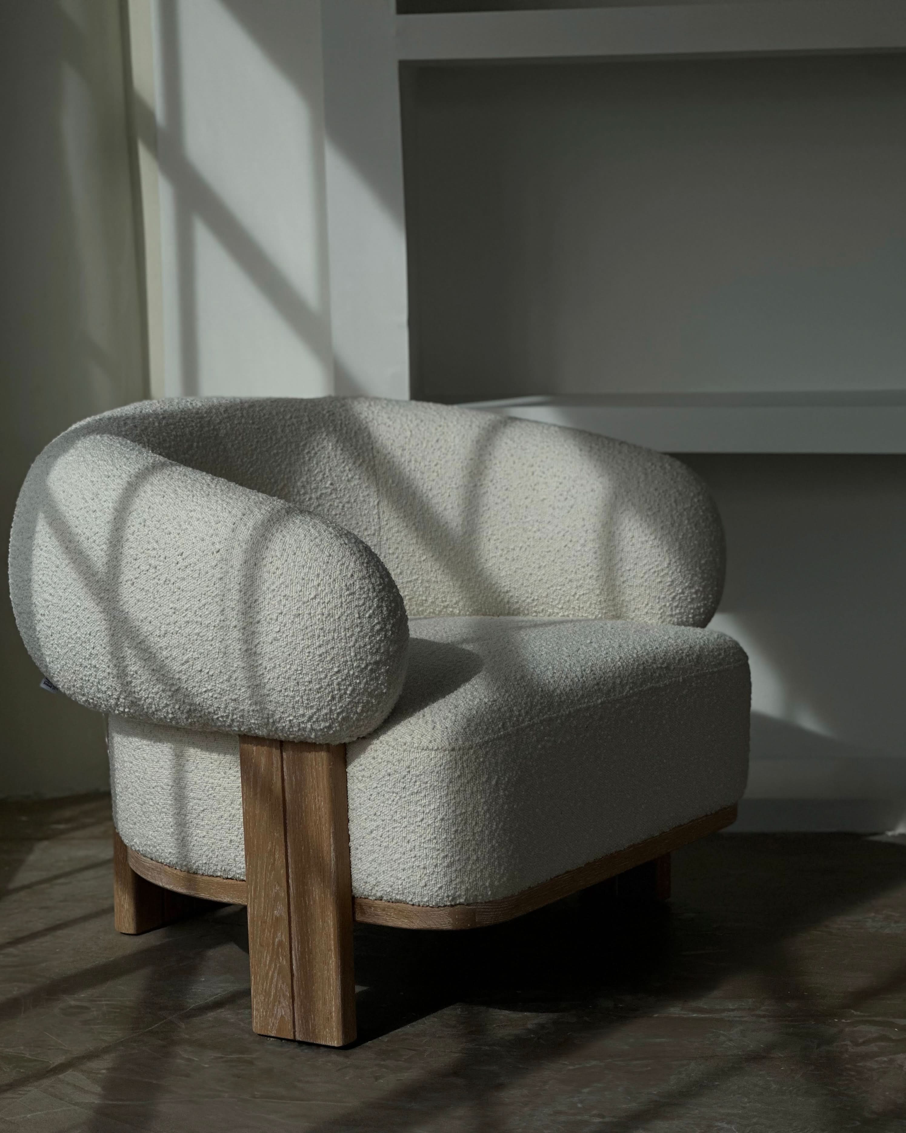 Chaise — en tissu bouclé somptueux, composé de 95 % de polyester et de 5 % d'acrylique, la chaise arbore une teinte neutre crème qui rehausse sans effort tout...