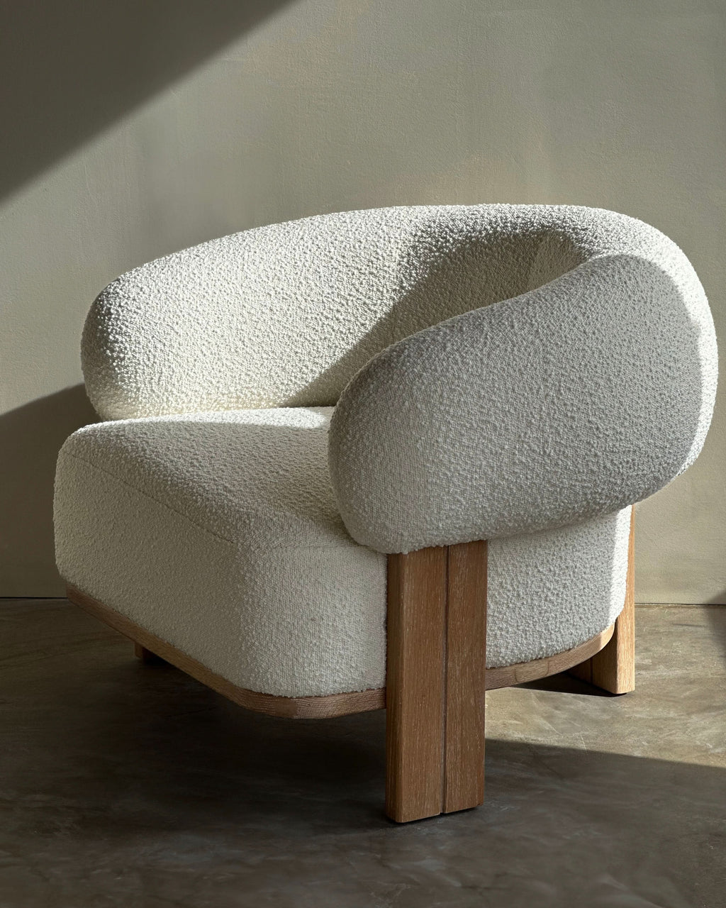 Chaise — en tissu bouclé somptueux, composé de 95 % de polyester et de 5 % d'acrylique, la chaise arbore une teinte neutre crème qui rehausse sans effort tout...