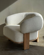 Chaise — en tissu bouclé somptueux, composé de 95 % de polyester et de 5 % d'acrylique, la chaise arbore une teinte neutre crème qui rehausse sans effort tout...