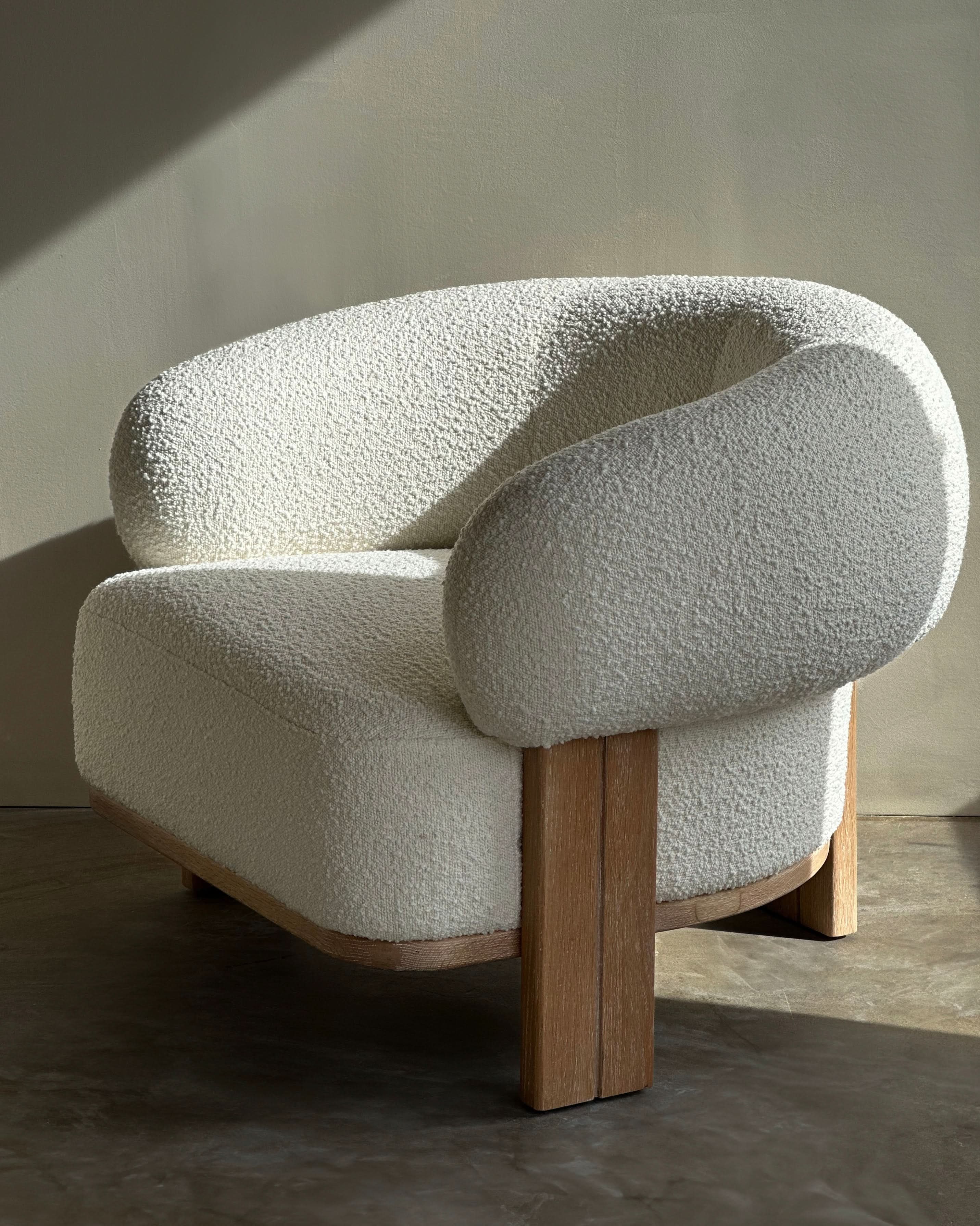 Chaise — en tissu bouclé somptueux, composé de 95 % de polyester et de 5 % d'acrylique, la chaise arbore une teinte neutre crème qui rehausse sans effort tout...