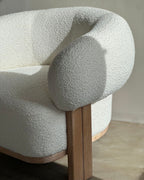 Chaise — en tissu bouclé somptueux, composé de 95 % de polyester et de 5 % d'acrylique, la chaise arbore une teinte neutre crème qui rehausse sans effort tout...