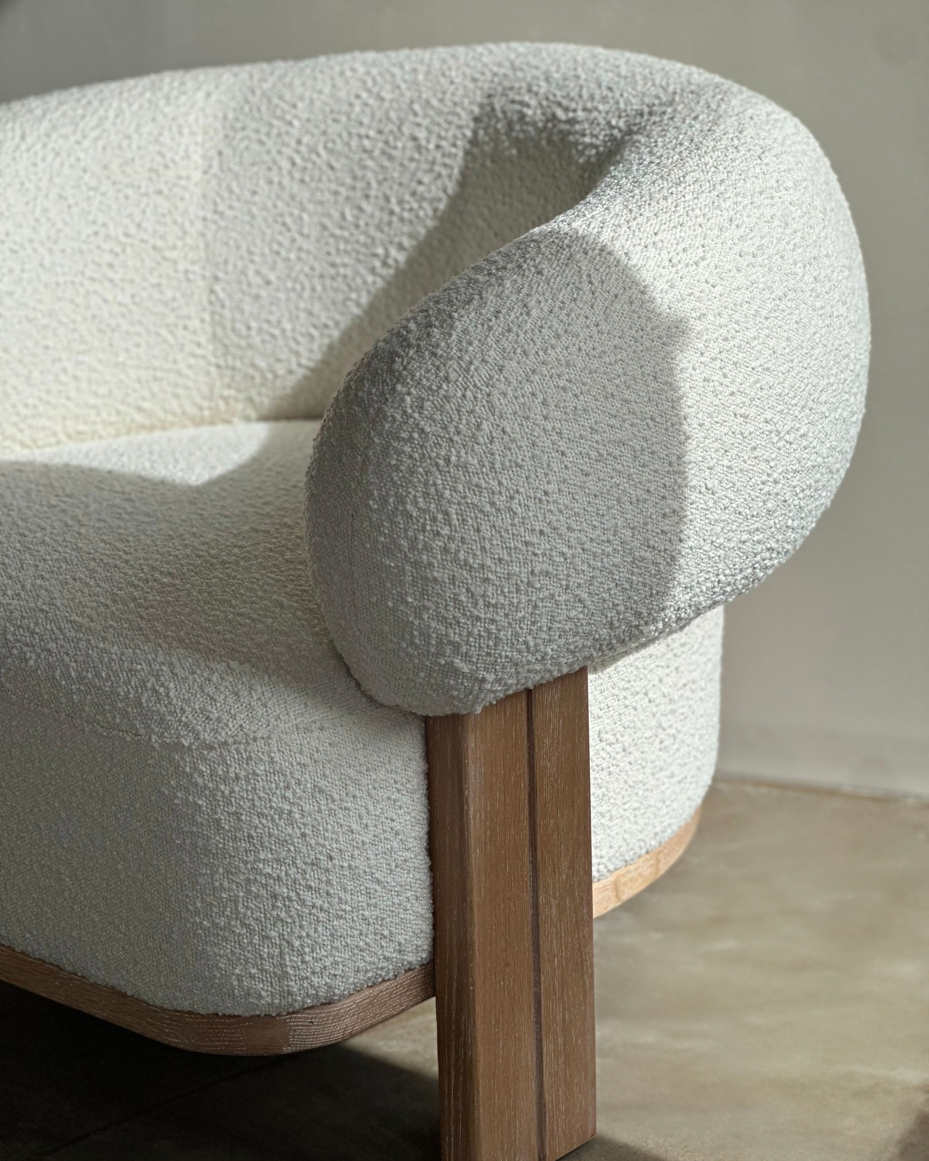 Chaise — en tissu bouclé somptueux, composé de 95 % de polyester et de 5 % d'acrylique, la chaise arbore une teinte neutre crème qui rehausse sans effort tout...