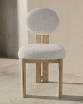 Chaise de salle à manger (lot de 2) – Recouverte d'un somptueux tissu blanc cassé, cette chaise présente un mélange de bouclé sophistiqué de 95 % polyester et 5 %...