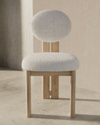 Chaise de salle à manger (lot de 2) – Recouverte d'un somptueux tissu blanc cassé, cette chaise présente un mélange de bouclé sophistiqué de 95 % polyester et 5 %...