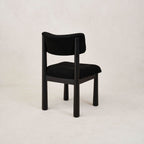 Chaise de salle à manger - Noire - Idéale pour les longs dîners et les moments partagés, cette chaise harmonise forme et fonction, transformant votre coin repas en un havre de paix...