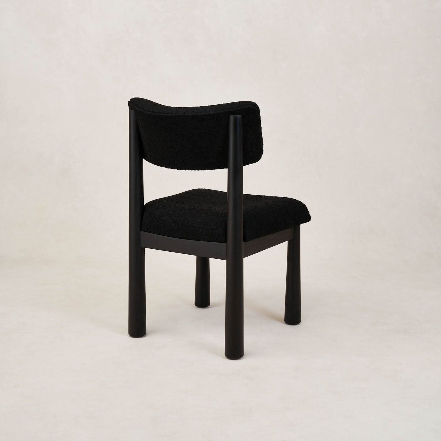 Chaise de salle à manger - Noire - Idéale pour les longs dîners et les moments partagés, cette chaise harmonise forme et fonction, transformant votre coin repas en un havre de paix...