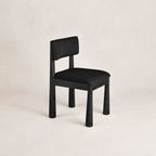 Chaise de salle à manger - Noire - Idéale pour les longs dîners et les moments partagés, cette chaise harmonise forme et fonction, transformant votre coin repas en un havre de paix...