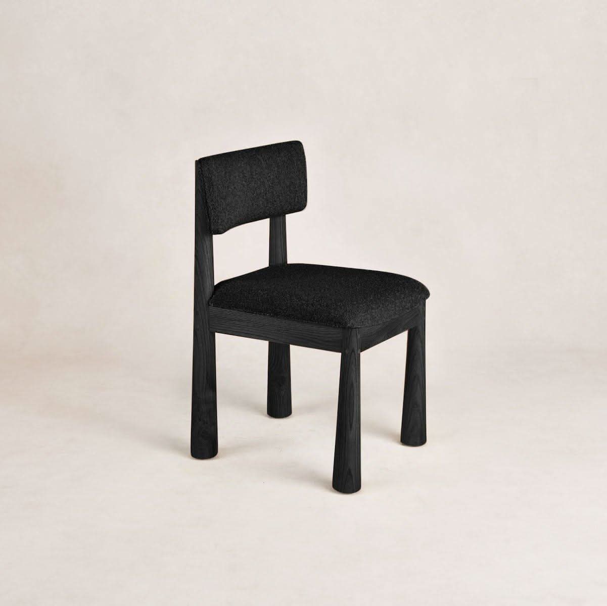 Chaise de salle à manger - Noire - Idéale pour les longs dîners et les moments partagés, cette chaise harmonise forme et fonction, transformant votre coin repas en un havre de paix...