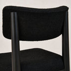Chaise de salle à manger - Noire - Idéale pour les longs dîners et les moments partagés, cette chaise harmonise forme et fonction, transformant votre coin repas en un havre de paix...