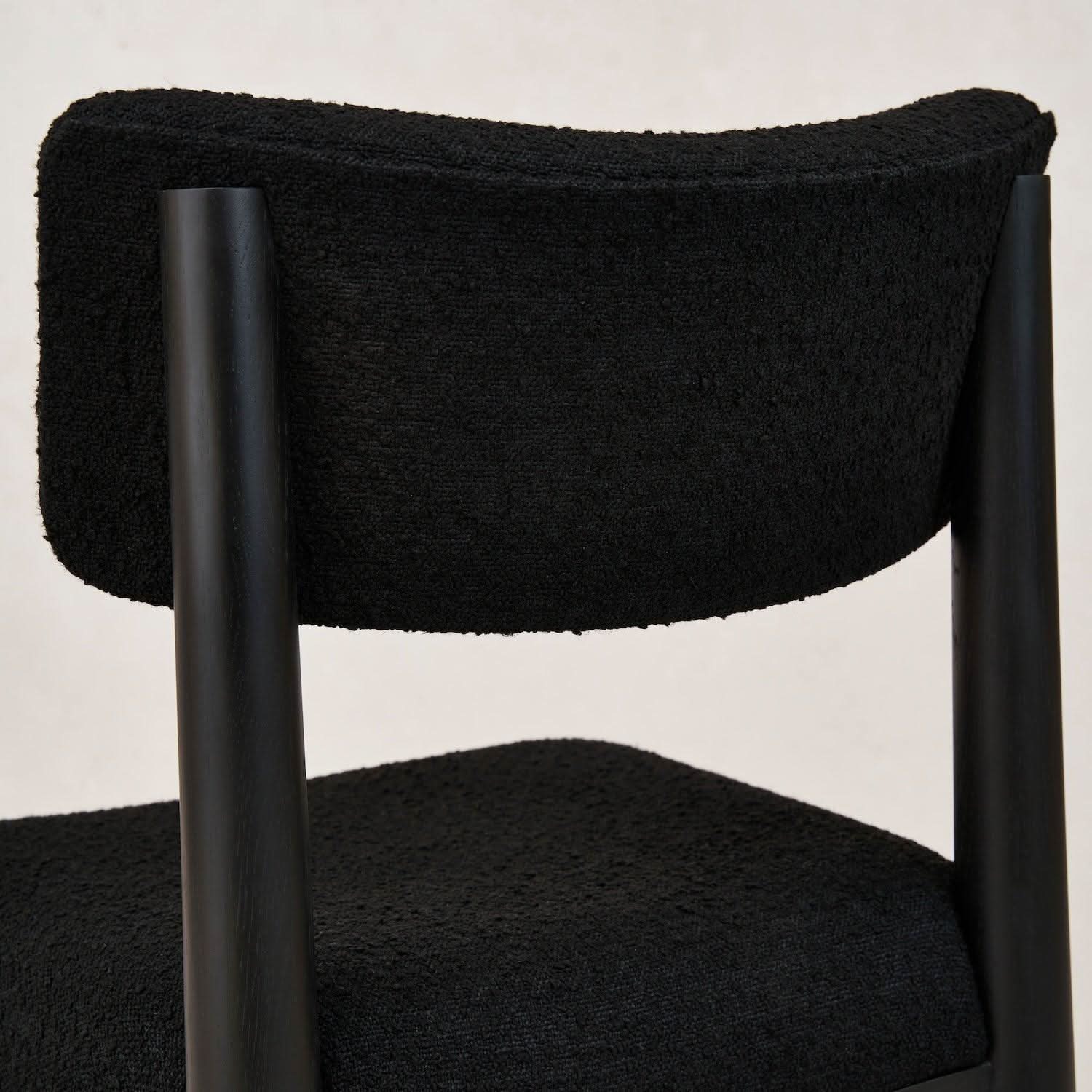 Chaise de salle à manger - Noire - Idéale pour les longs dîners et les moments partagés, cette chaise harmonise forme et fonction, transformant votre coin repas en un havre de paix...