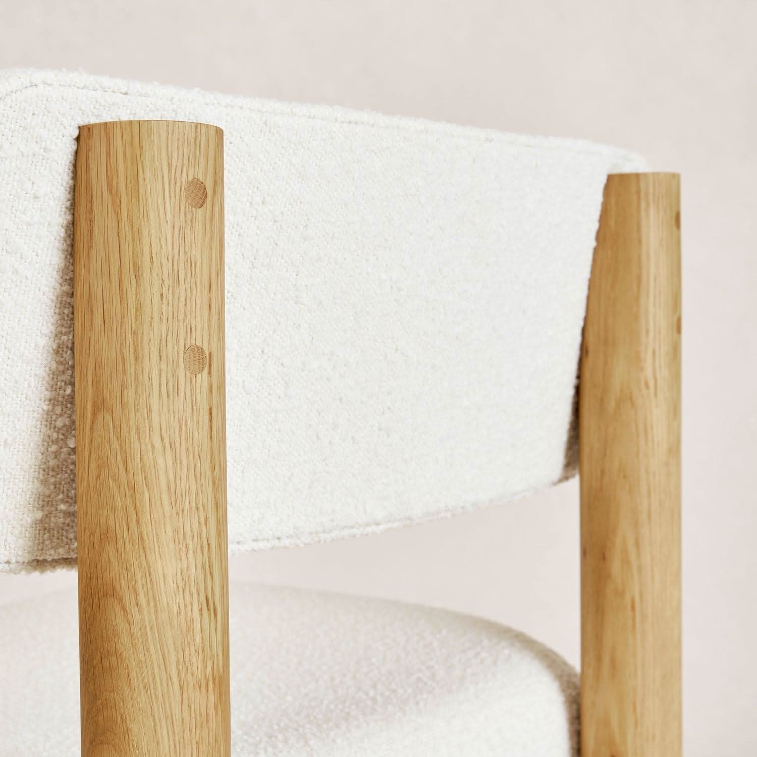 Chaise de salle à manger - Chêne chaud - Avec ses pieds fuselés en chêne blanc massif et son revêtement en bouclé blanc cassé, la chaise de salle à manger apporte un look jeune et excitant à votre...