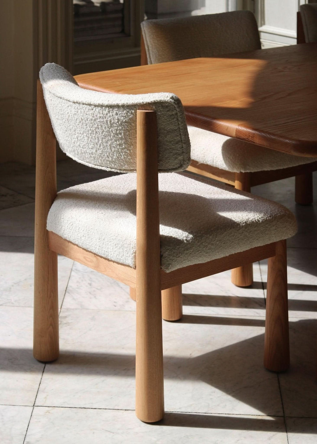 Chaise de salle à manger - Chêne chaud - Avec ses pieds fuselés en chêne blanc massif et son revêtement en bouclé blanc cassé, la chaise de salle à manger apporte un look jeune et excitant à votre...