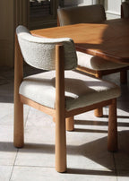Chaise de salle à manger - Chêne chaud - Avec ses pieds fuselés en chêne blanc massif et son revêtement en bouclé blanc cassé, la chaise de salle à manger apporte un look jeune et excitant à votre...