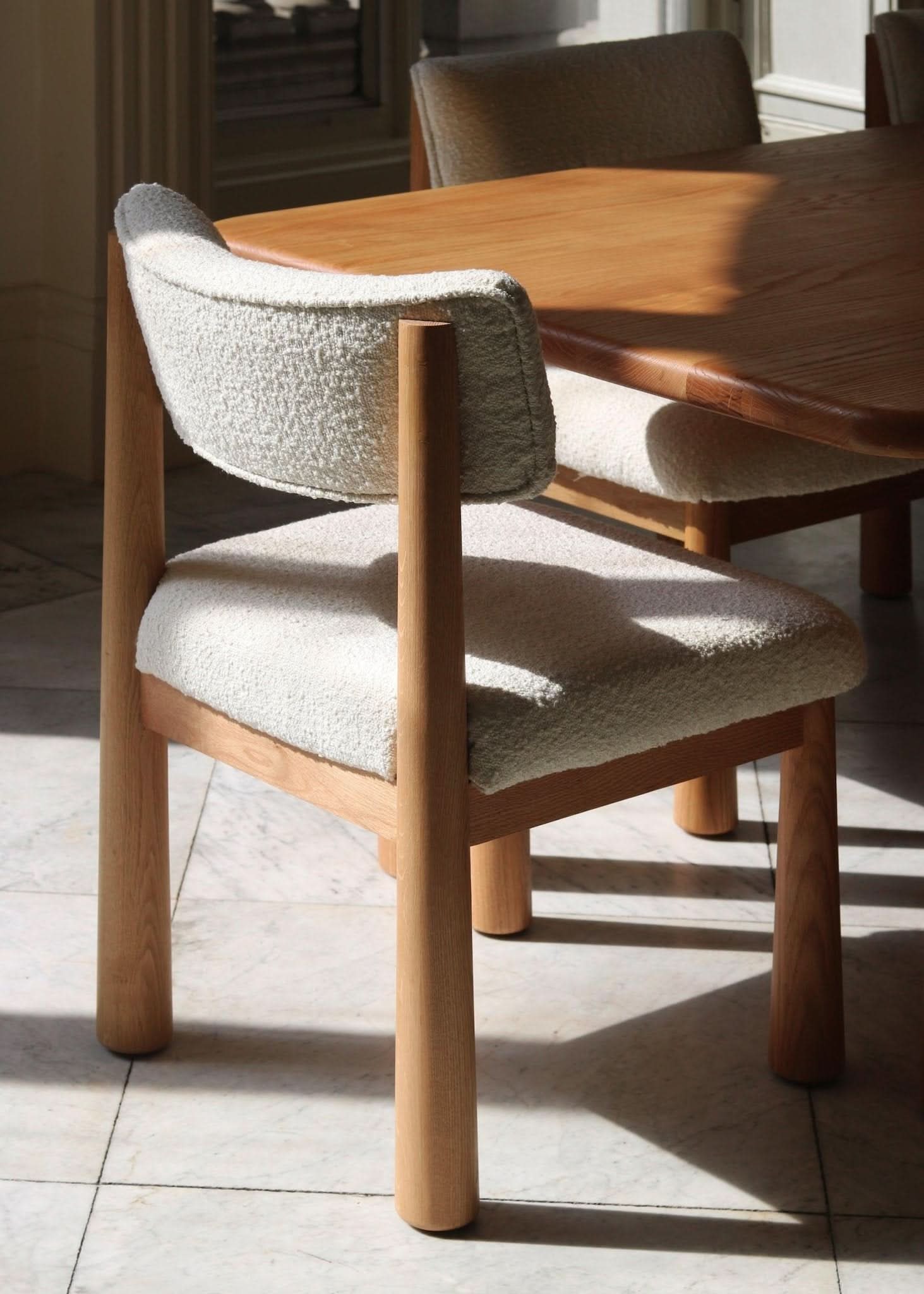 Chaise de salle à manger - Chêne chaud - Avec ses pieds fuselés en chêne blanc massif et son revêtement en bouclé blanc cassé, la chaise de salle à manger apporte un look jeune et excitant à votre...