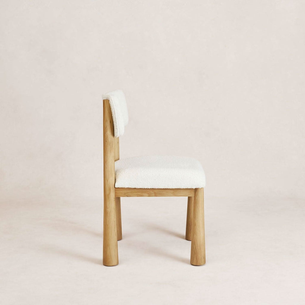 Chaise de salle à manger - Chêne chaud - Avec ses pieds fuselés en chêne blanc massif et son revêtement en bouclé blanc cassé, la chaise de salle à manger apporte un look jeune et excitant à votre...
