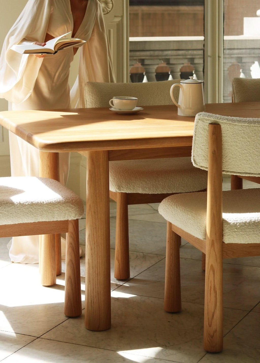 Chaise de salle à manger - Chêne chaud - Avec ses pieds fuselés en chêne blanc massif et son revêtement en bouclé blanc cassé, la chaise de salle à manger apporte un look jeune et excitant à votre...
