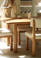 Chaise de salle à manger - Chêne chaud - Avec ses pieds fuselés en chêne blanc massif et son revêtement en bouclé blanc cassé, la chaise de salle à manger apporte un look jeune et excitant à votre...