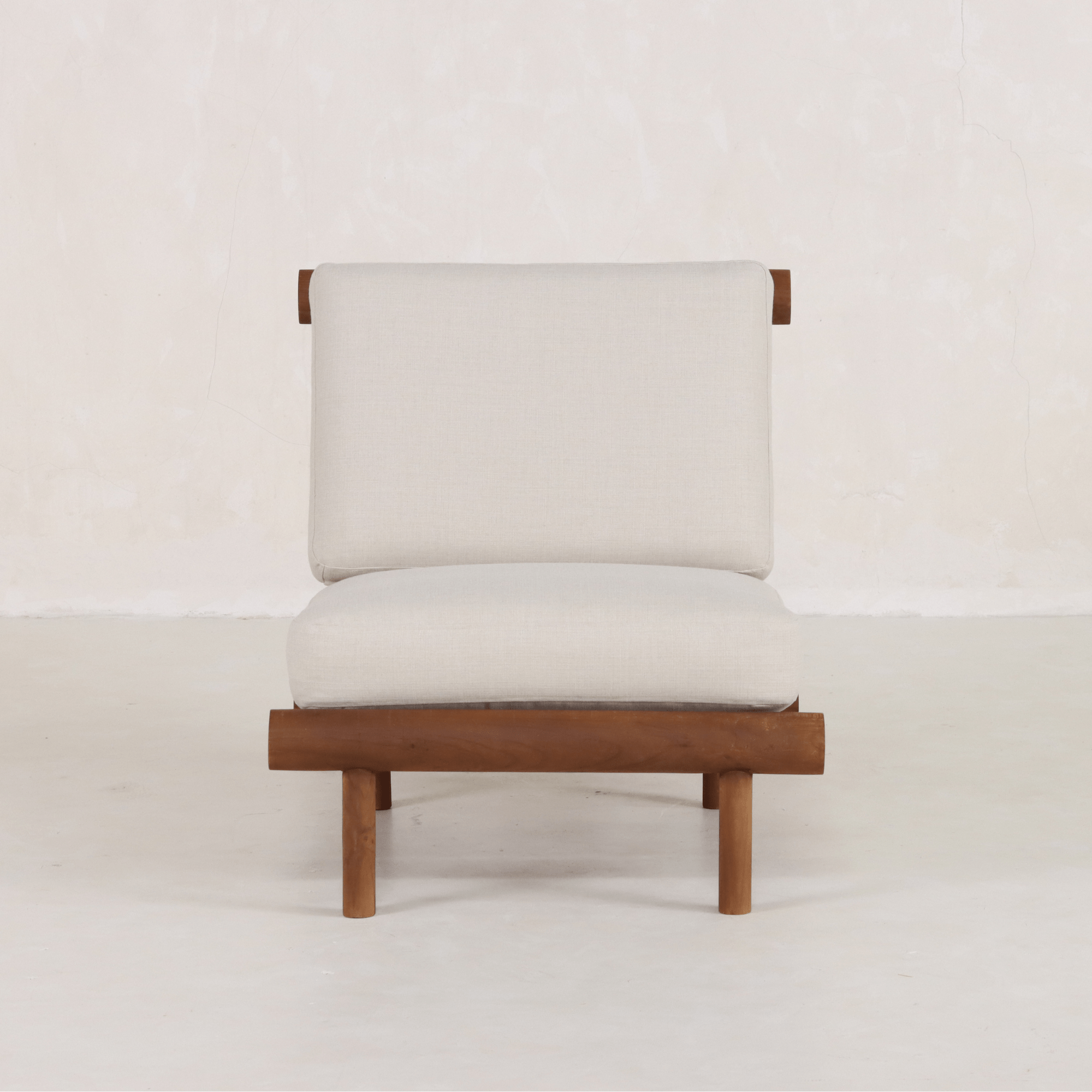 Chaise – CONSTRUCTION EN BOIS MASSIF à partir d'une seule pièce de bois dur tropical. Pièce de PATRIMOINE ARTISANAL sculptée individuellement mettant en valeur des techniques traditionnelles...