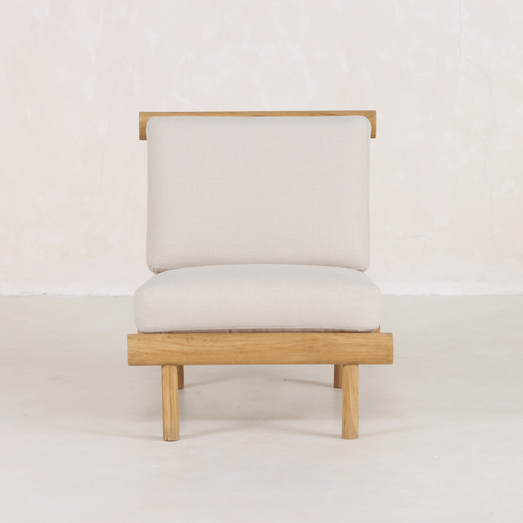 Chaise – CONSTRUCTION EN BOIS MASSIF à partir d'une seule pièce de bois dur tropical. Pièce de PATRIMOINE ARTISANAL sculptée individuellement mettant en valeur des techniques traditionnelles...