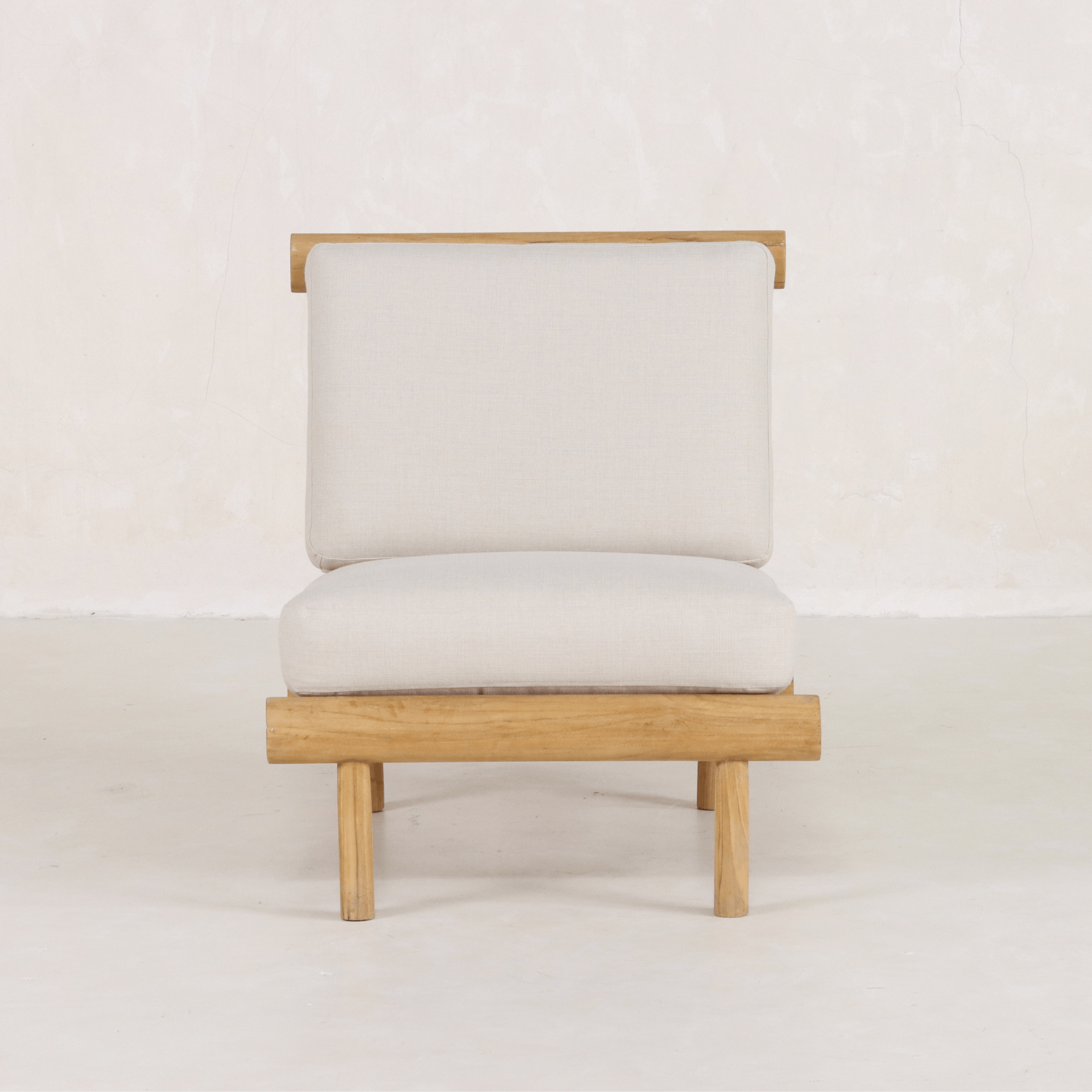 Chaise – CONSTRUCTION EN BOIS MASSIF à partir d'une seule pièce de bois dur tropical. Pièce de PATRIMOINE ARTISANAL sculptée individuellement mettant en valeur des techniques traditionnelles...