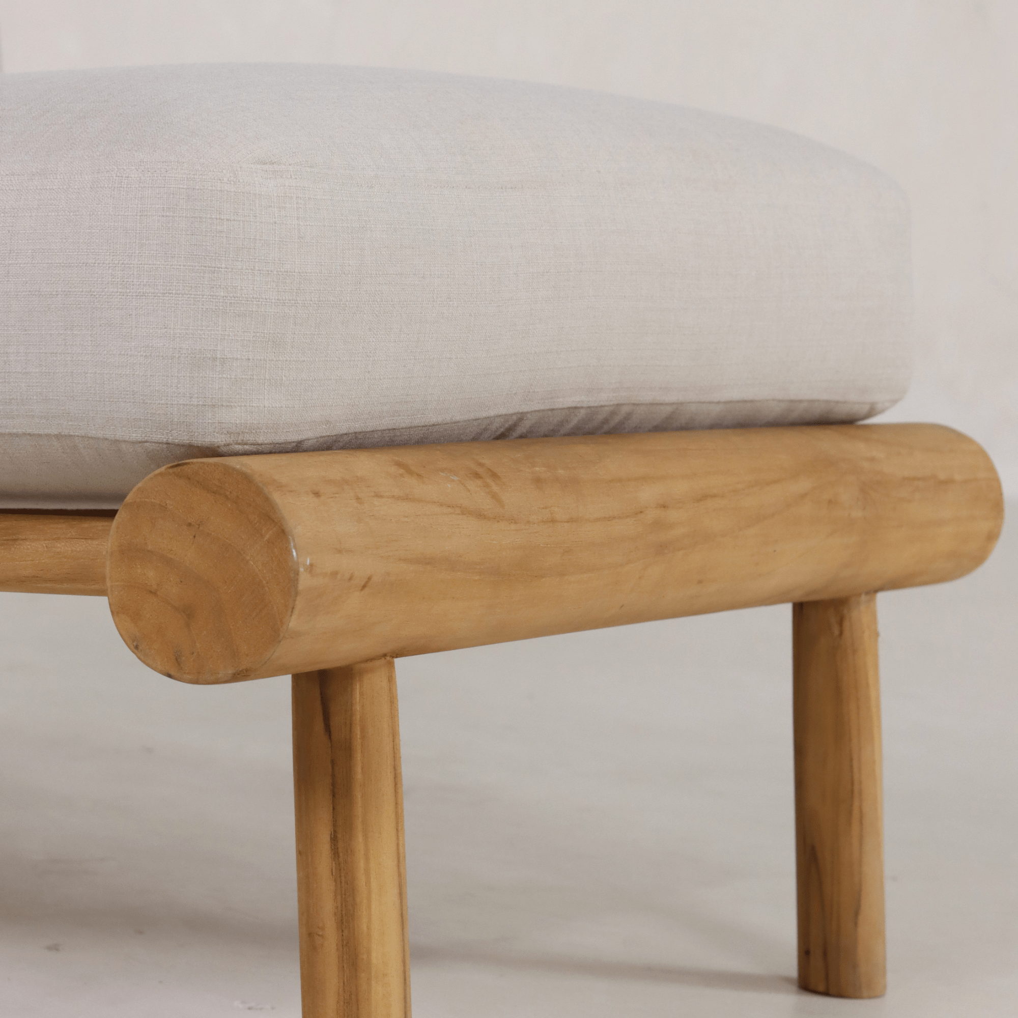 Chaise – CONSTRUCTION EN BOIS MASSIF à partir d'une seule pièce de bois dur tropical. Pièce de PATRIMOINE ARTISANAL sculptée individuellement mettant en valeur des techniques traditionnelles...