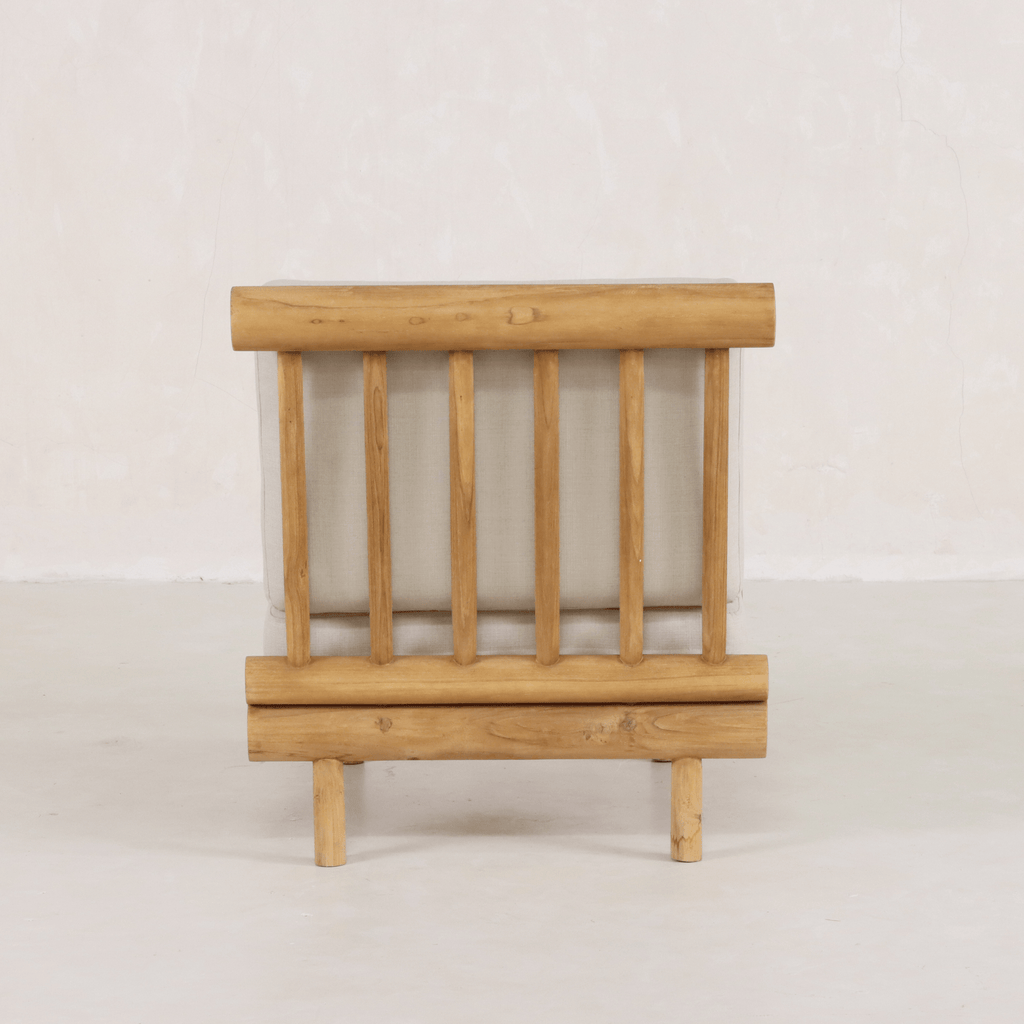Chaise – CONSTRUCTION EN BOIS MASSIF à partir d'une seule pièce de bois dur tropical. Pièce de PATRIMOINE ARTISANAL sculptée individuellement mettant en valeur des techniques traditionnelles...