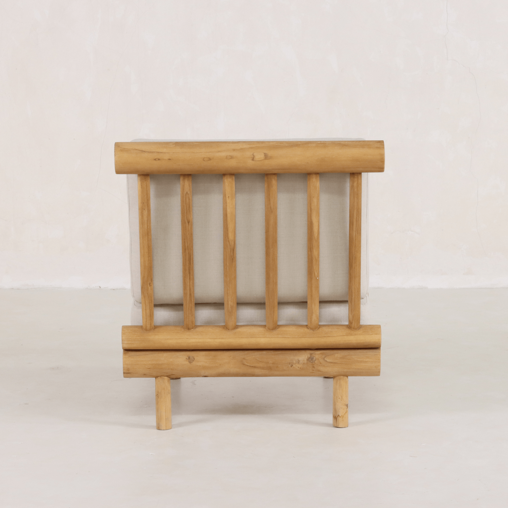 Chaise – CONSTRUCTION EN BOIS MASSIF à partir d'une seule pièce de bois dur tropical. Pièce de PATRIMOINE ARTISANAL sculptée individuellement mettant en valeur des techniques traditionnelles...