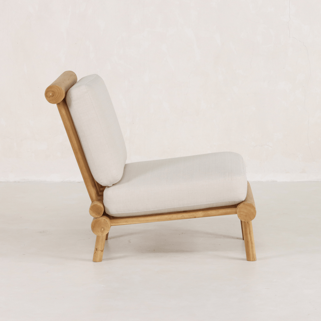 Chaise – CONSTRUCTION EN BOIS MASSIF à partir d'une seule pièce de bois dur tropical. Pièce de PATRIMOINE ARTISANAL sculptée individuellement mettant en valeur des techniques traditionnelles...