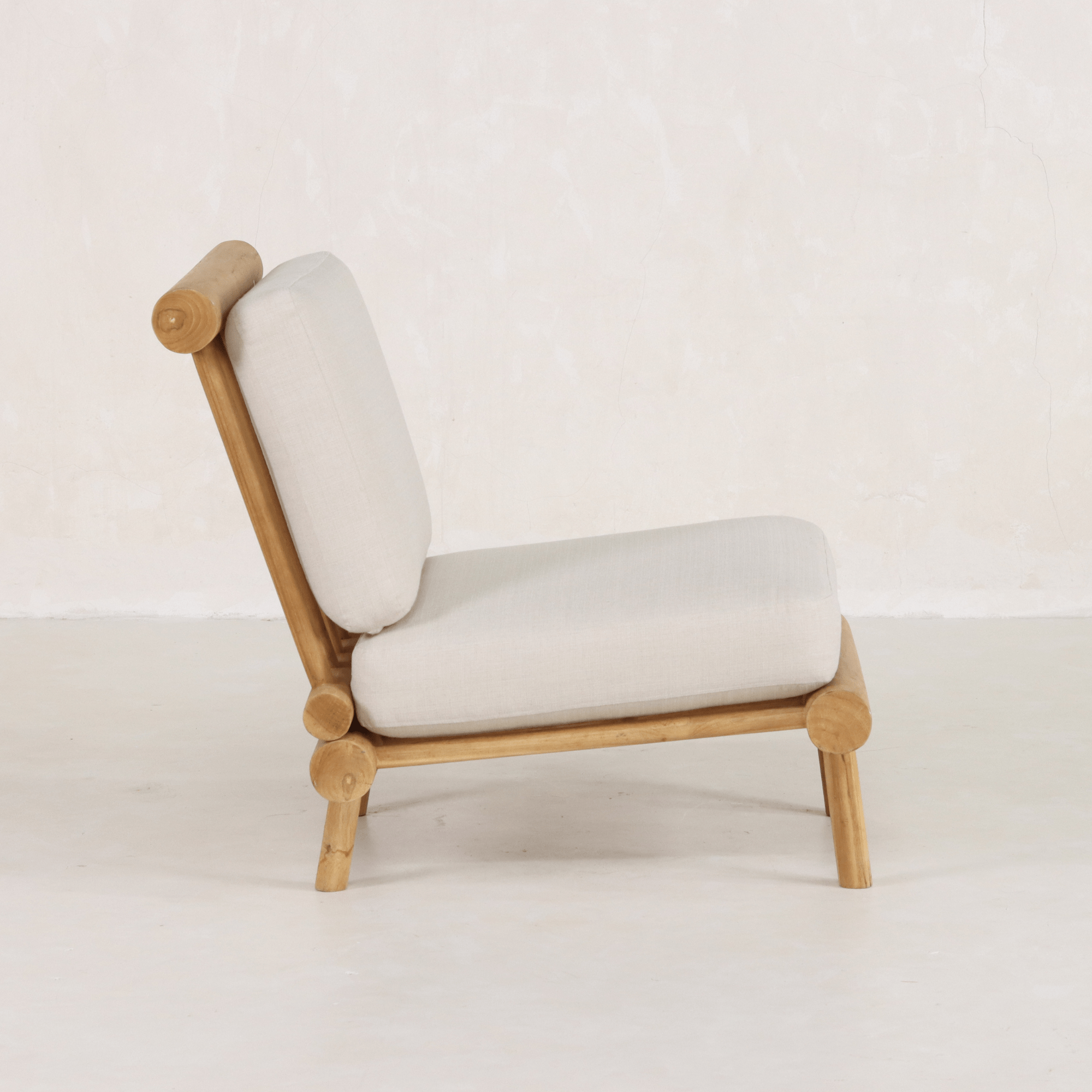 Chaise – CONSTRUCTION EN BOIS MASSIF à partir d'une seule pièce de bois dur tropical. Pièce de PATRIMOINE ARTISANAL sculptée individuellement mettant en valeur des techniques traditionnelles...