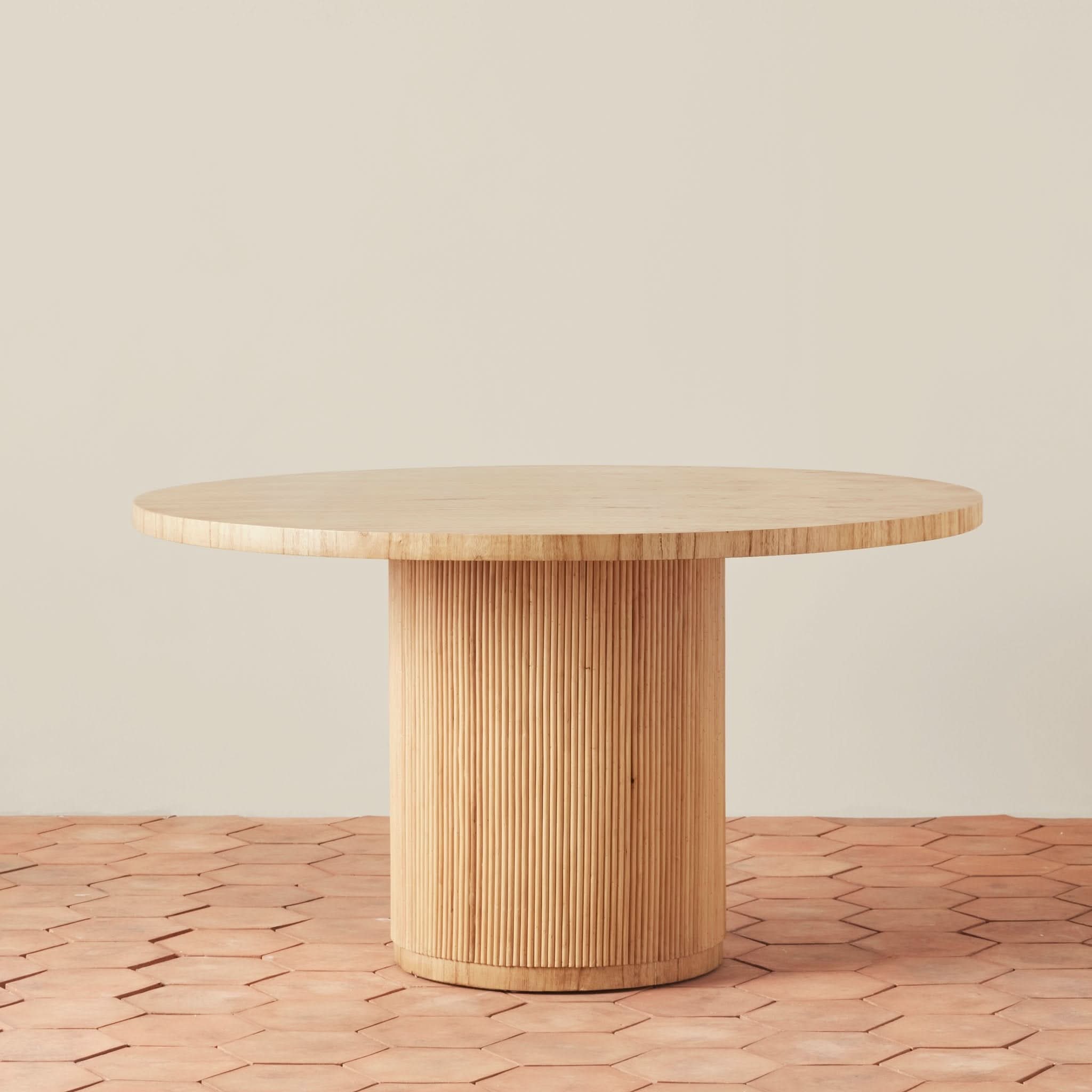 Table de salle à manger ronde - sophistiquée et riche en caractère, cette table de salle à manger ronde allie un style épuré à un esprit organique.