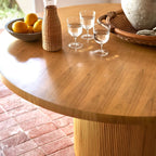Table de salle à manger ronde - sophistiquée et riche en caractère, cette table de salle à manger ronde allie un style épuré à un esprit organique.